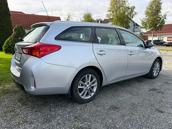Toyota Auris 2014 photo 3