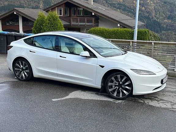 Tesla Model 3 2024 photo 2