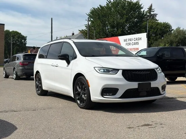 Chrysler Pacifica 2025 photo 2