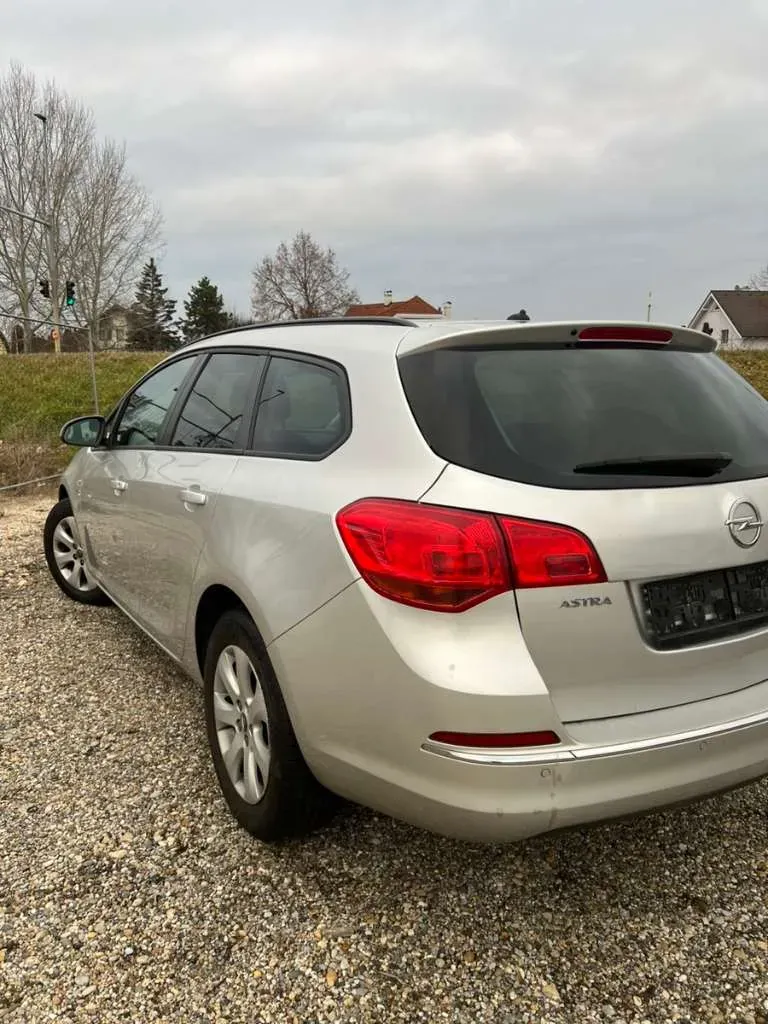Opel Astra 2014 photo 2