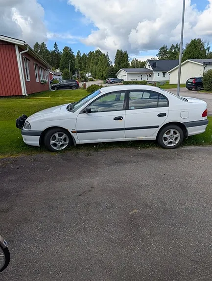 Toyota Avensis 2000 photo 4