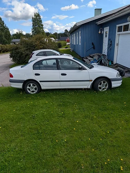 Toyota Avensis 2000 photo 2