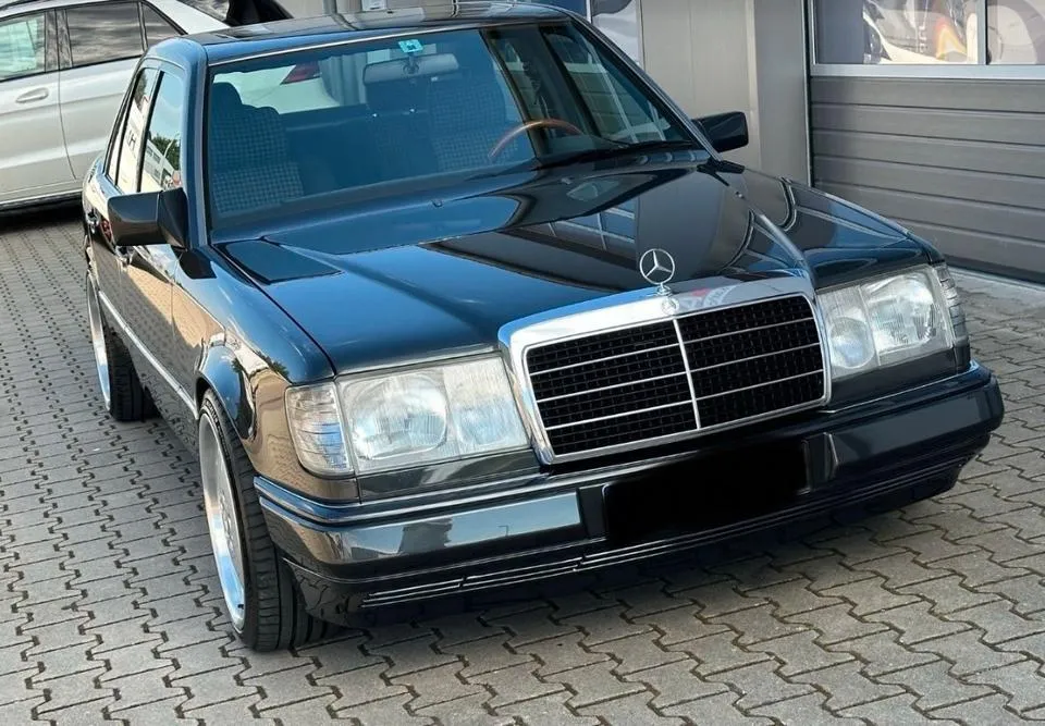 Mercedes-Benz 300 E