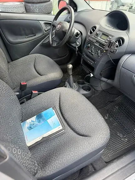 Toyota Yaris 2003 photo 4
