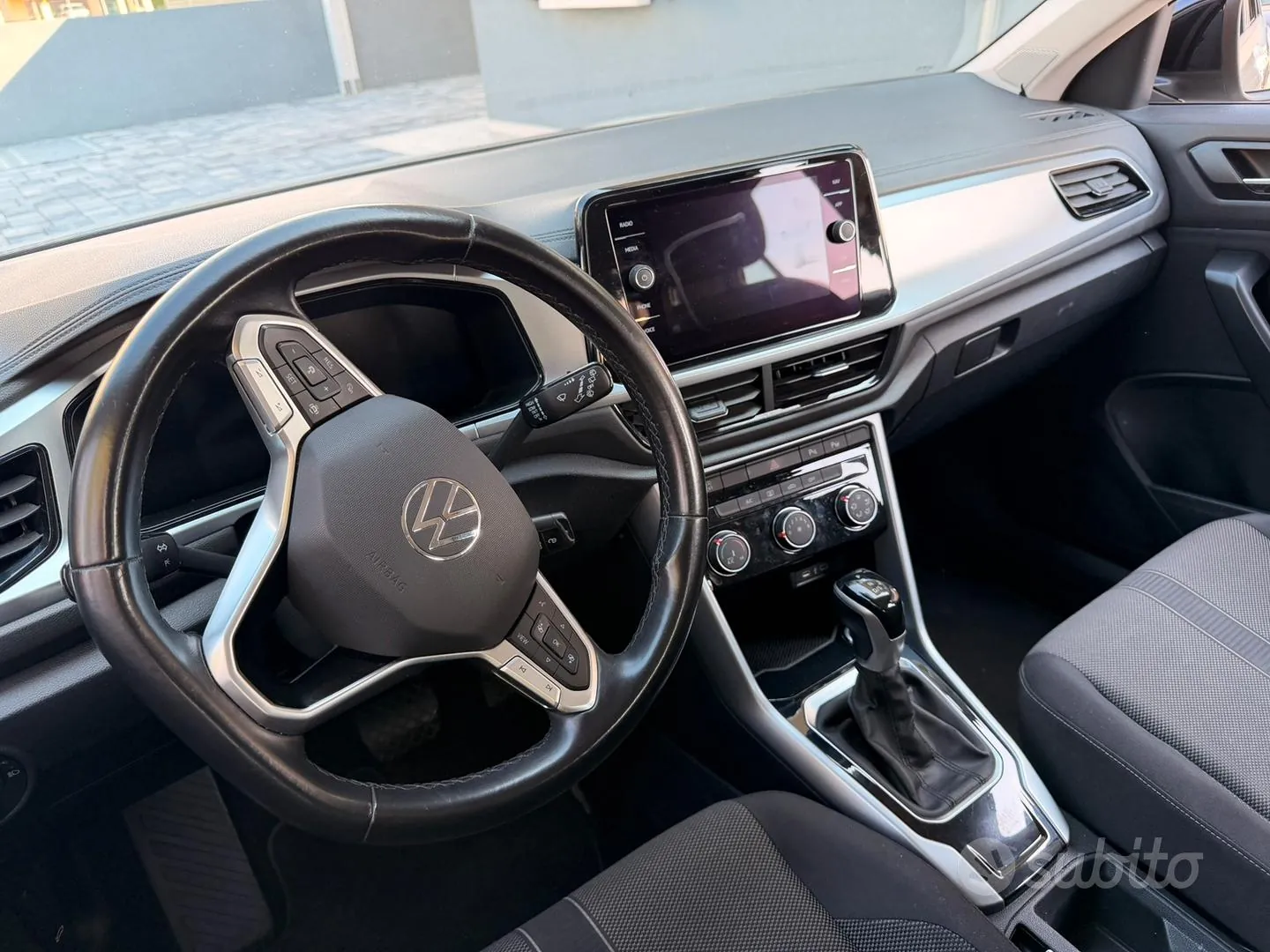 Volkswagen T-Roc 2023 photo 3
