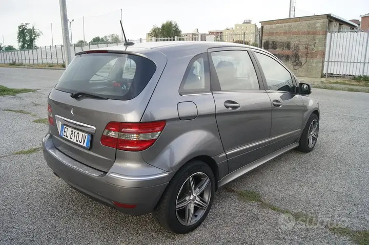Mercedes-Benz B 2009 photo 2