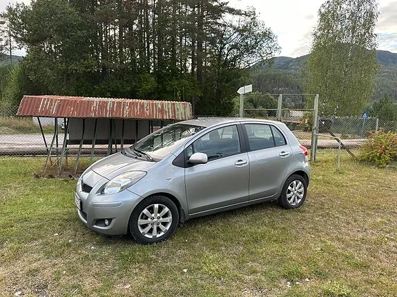 Toyota Yaris 2010 photo 2