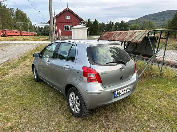 Toyota Yaris 2010 photo 3