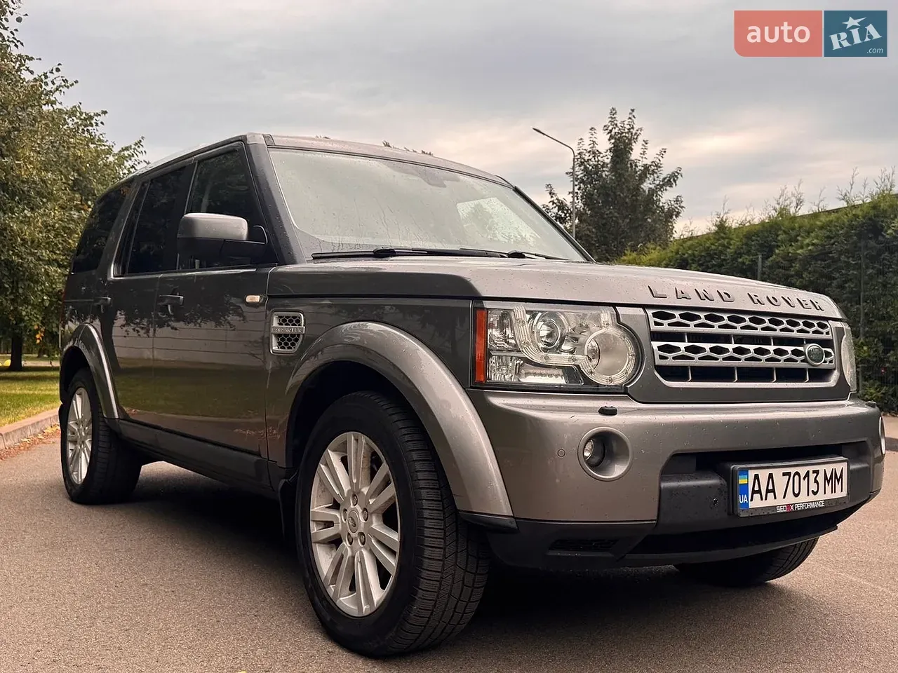Land Rover Discovery 2010 photo 2