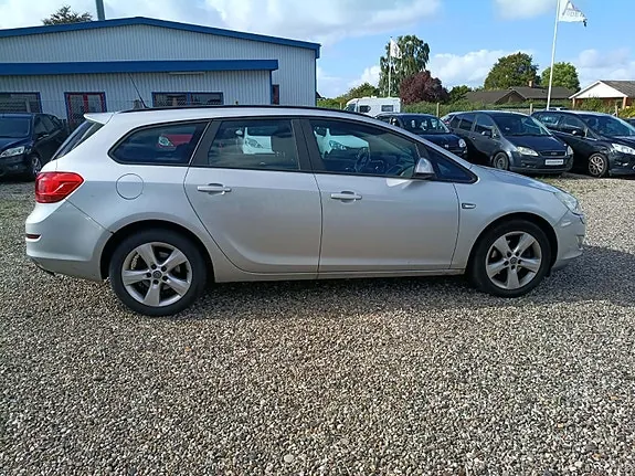 Opel Astra 2011 photo 4