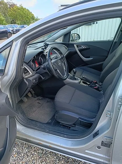Opel Astra 2011 photo 3