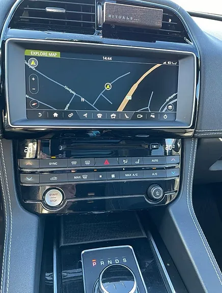 Jaguar F-Pace 2017 photo 4