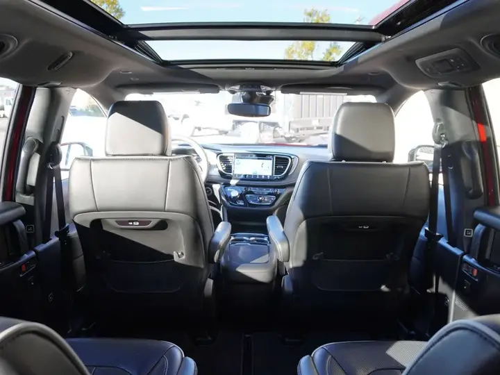 Chrysler Pacifica 2024 photo 2