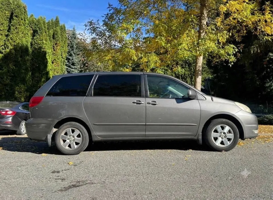 Toyota Sienna 2004 photo 2