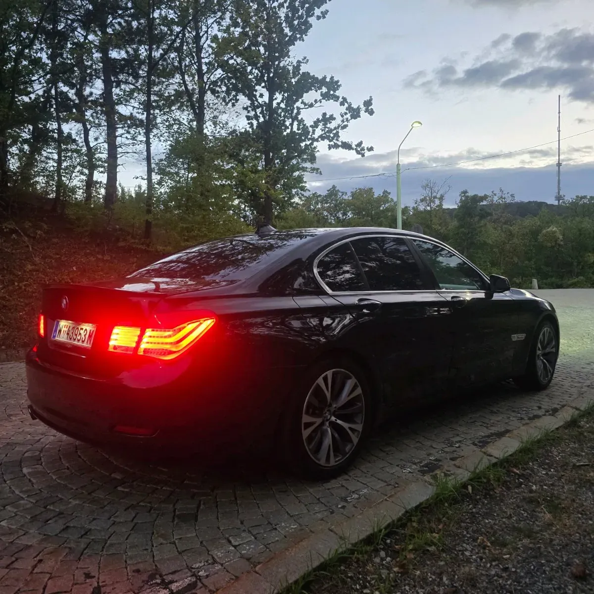 BMW 7 Series 2010 photo 3