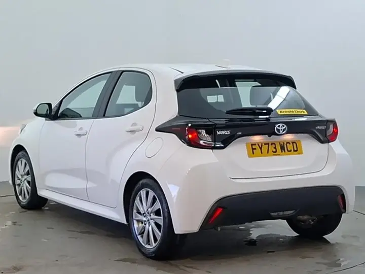Toyota Yaris 2023 photo 2