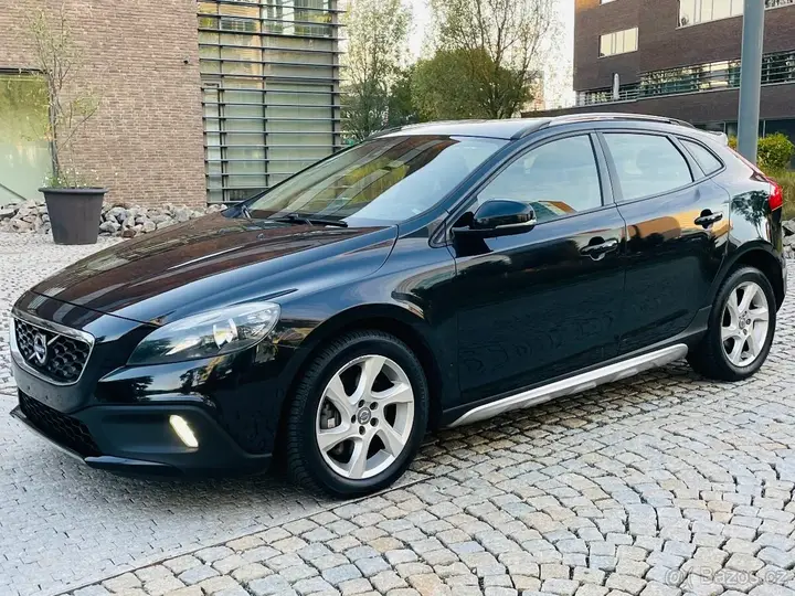Volvo V40 2025 photo 2