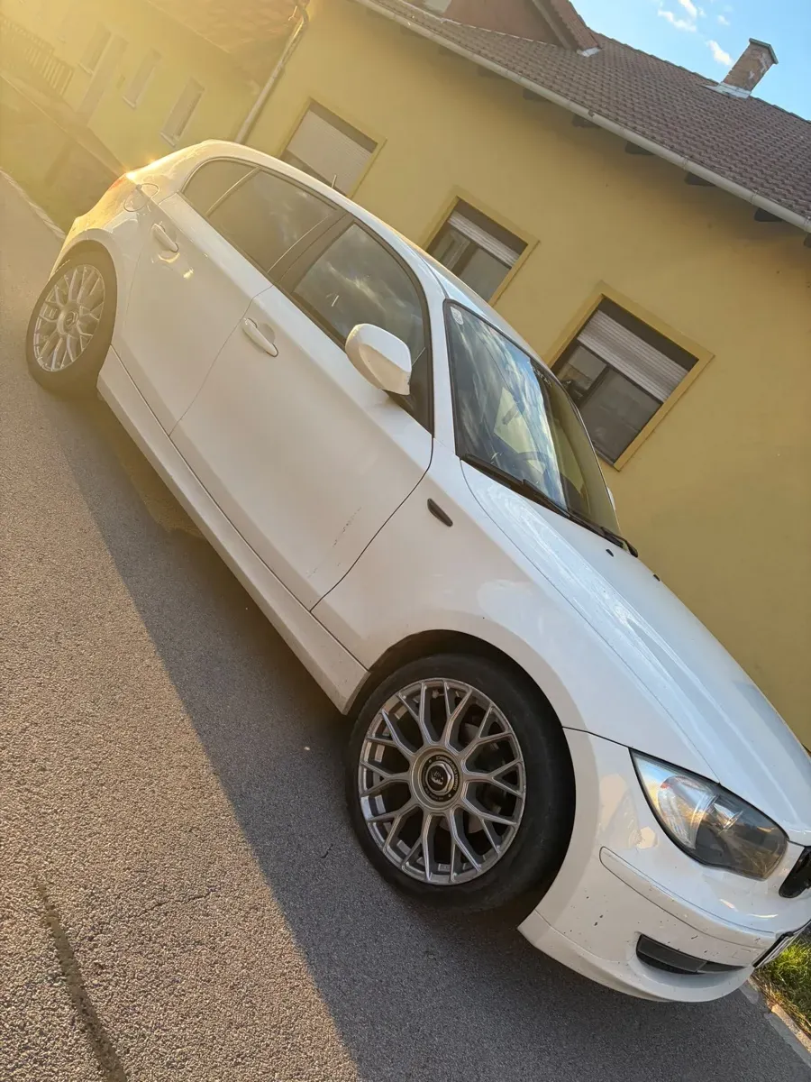 BMW 1 Series 2009 photo 2