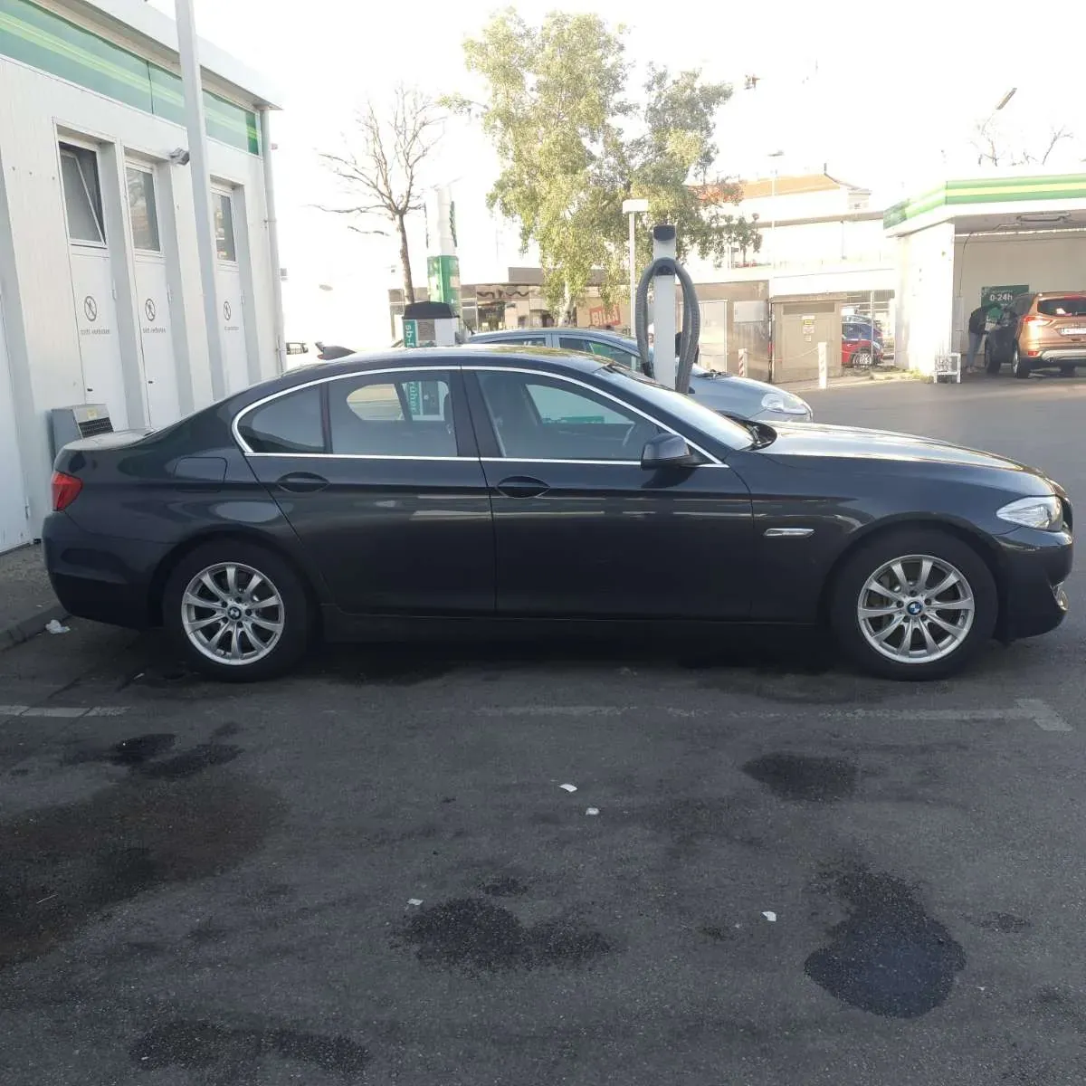 BMW 5 Series 2010 photo 2