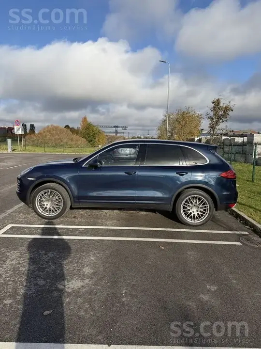 Porsche Cayenne 2011 photo 2