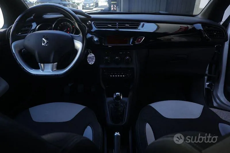DS Automobiles Ds3 2011 photo 2