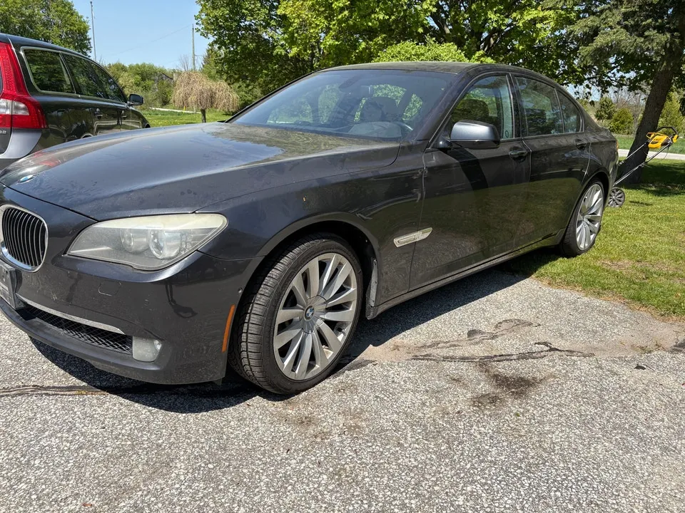 BMW 7 Series 2009 photo 2