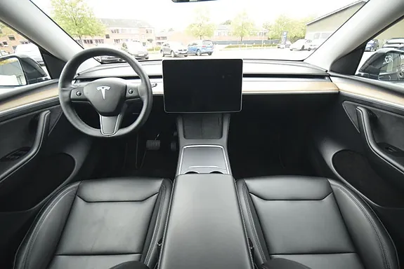 Tesla Model Y 2024 photo 2