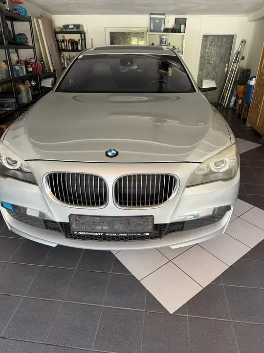 BMW 7 Series 2011 photo 2