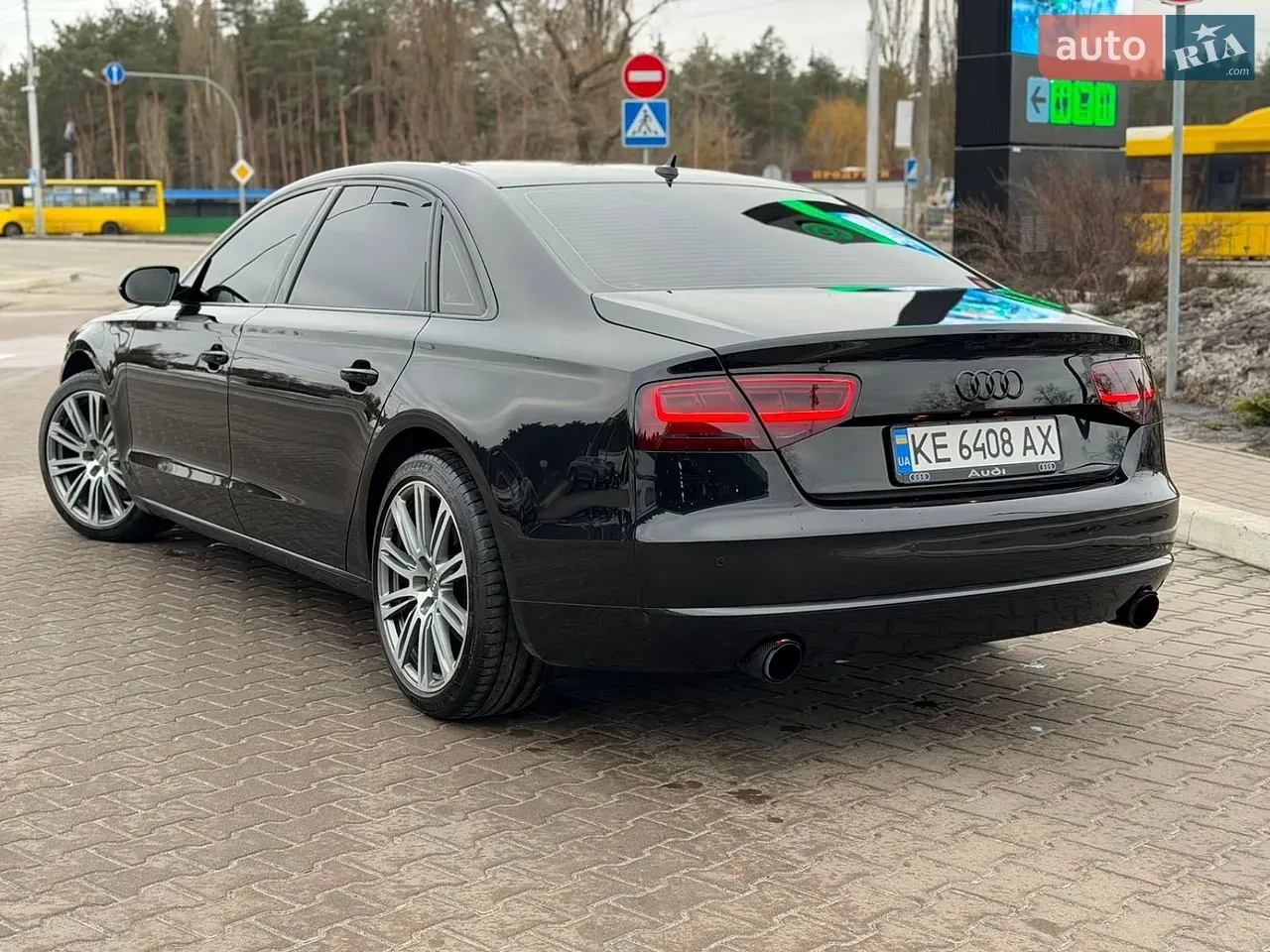 Audi A8 2012 photo 2