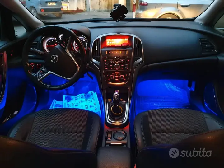 Opel Astra J 2010 photo 2