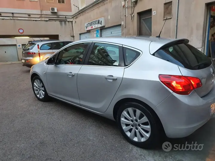 Opel Astra J 2010 photo 3