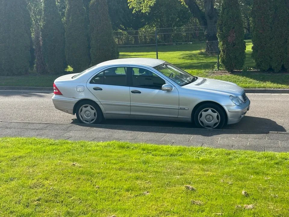 Mercedes-Benz C240