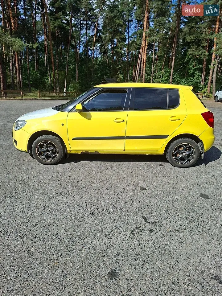 Skoda Fabia 2009 photo 2