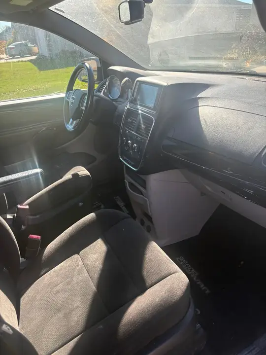 Dodge Grand Caravan 2012 photo 2