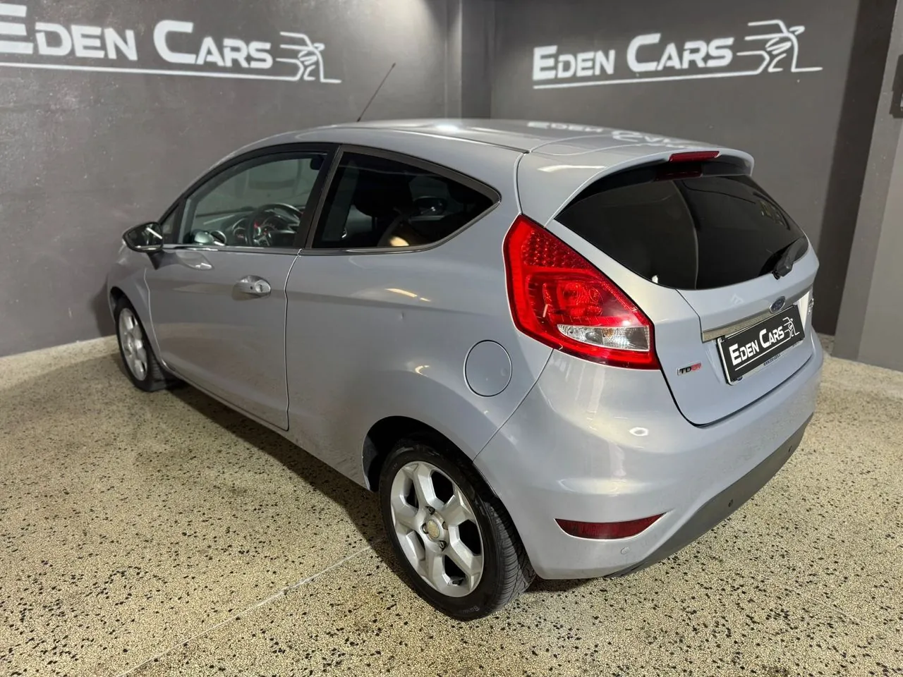 Ford Fiesta 2011 photo 2