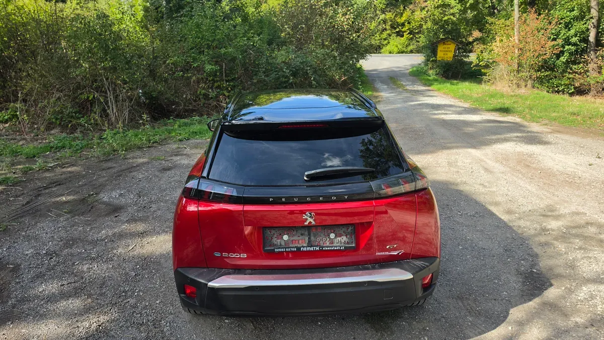 Peugeot E-2008 2021 photo 3