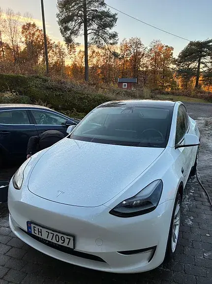Tesla Model Y 2024 photo 2