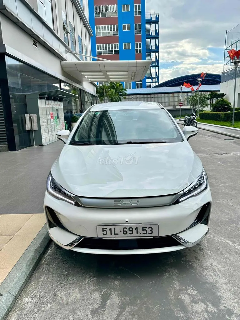 BYD M6