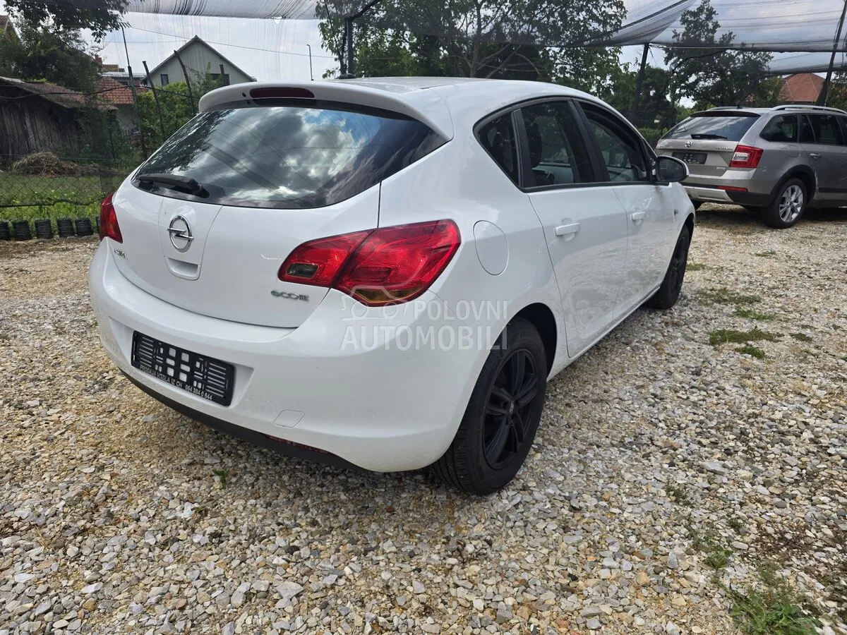 Opel Astra J 2010 photo 5