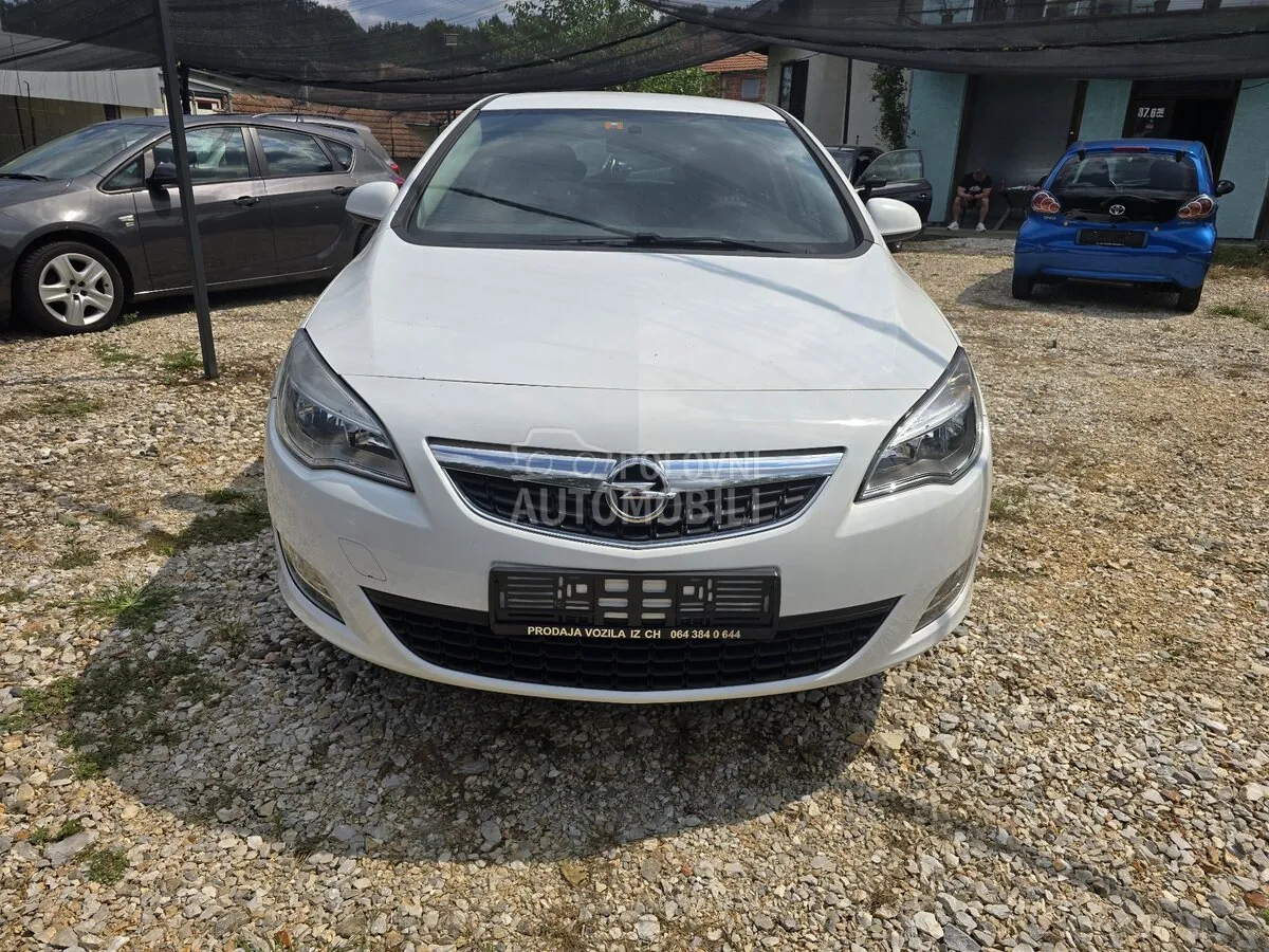 Opel Astra J 2010 photo 2