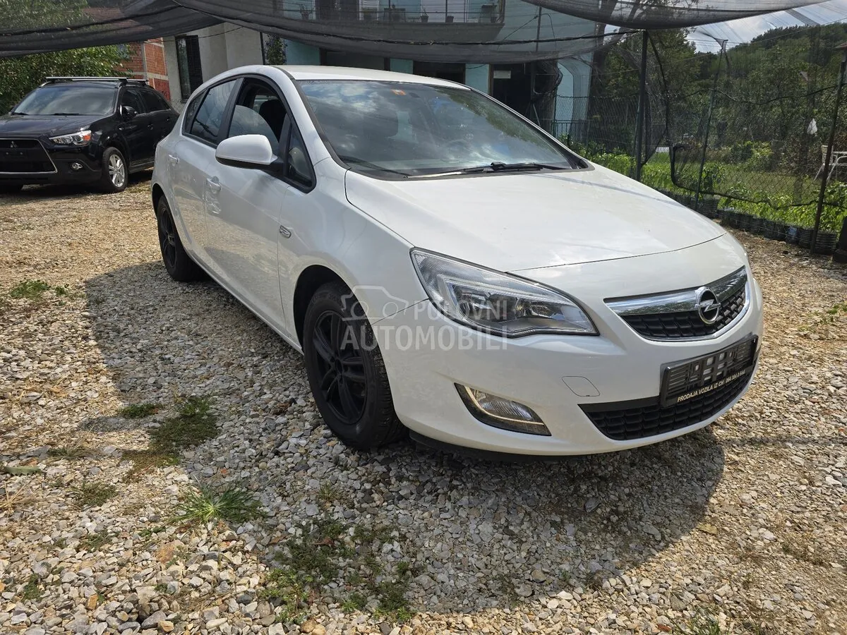Opel Astra J 2010 photo 3