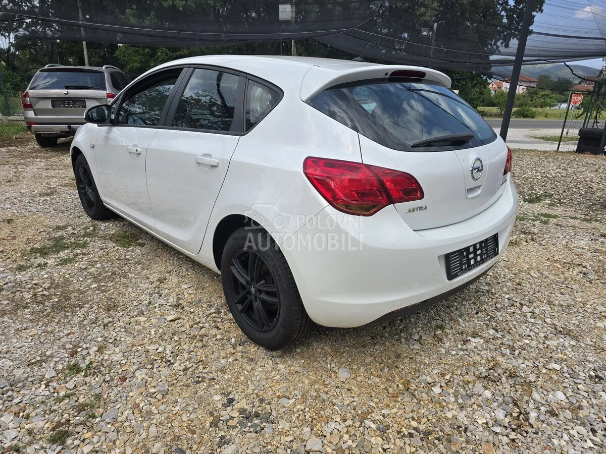 Opel Astra J 2010 photo 4