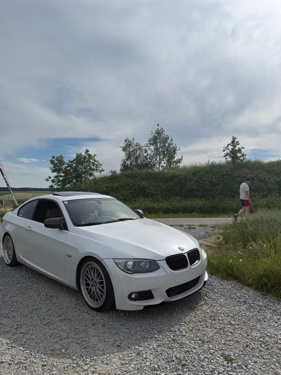 BMW 3 Series 2011 photo 2