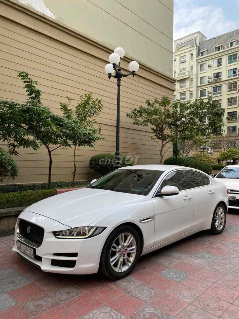 Jaguar Xe 2016 photo 2