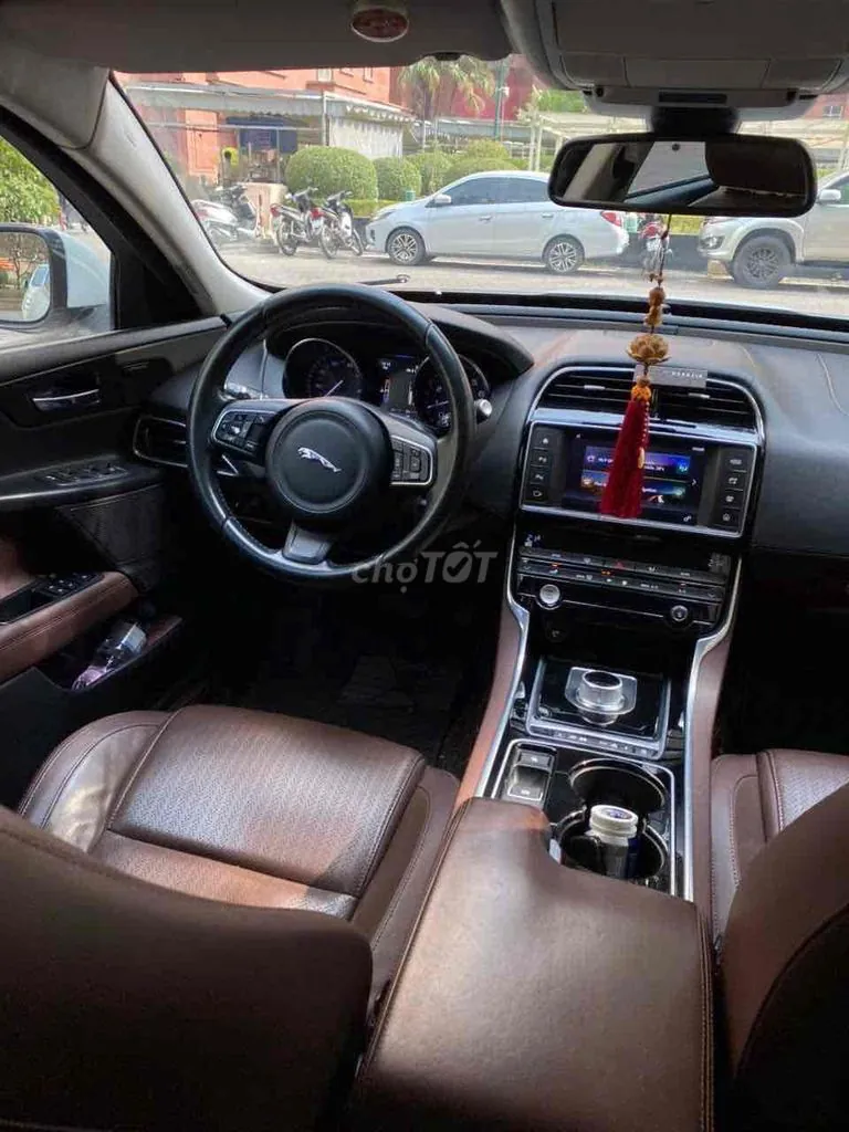 Jaguar Xe 2016 photo 3