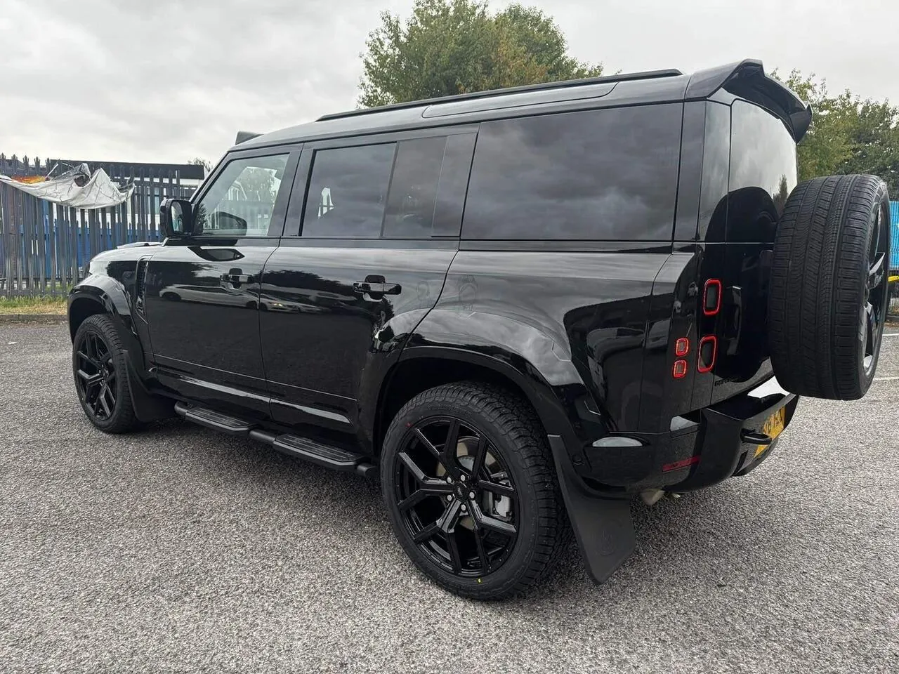 Land Rover Defender 110 2026 photo 2