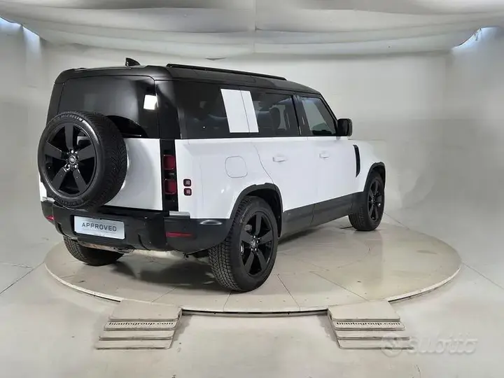 Land Rover Defender 2024 photo 2