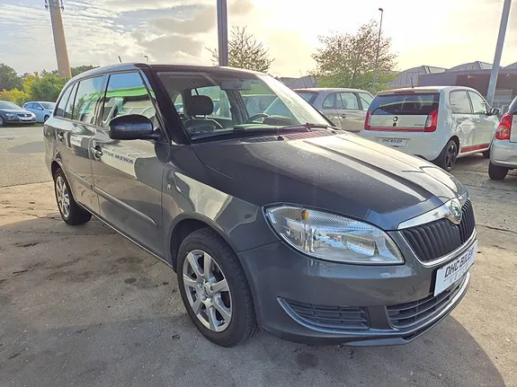Skoda Fabia 2010 photo 2