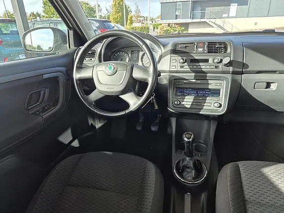 Skoda Fabia 2010 photo 3