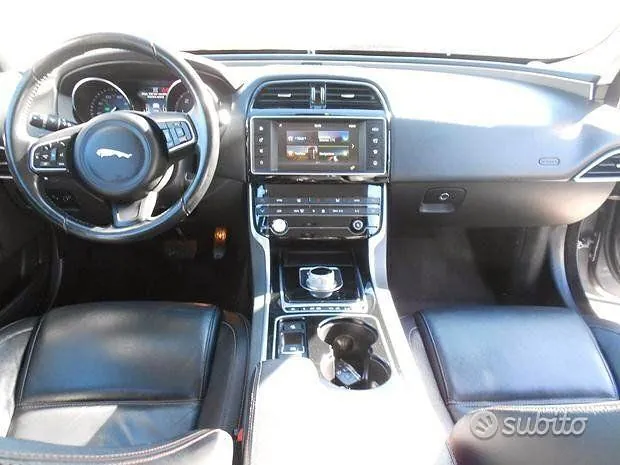 Jaguar Xe 2015 photo 3